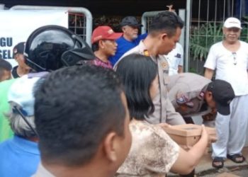 Jumat Peduli, Polsek Pasar Minggu Bagikan Ratusan Makanan dan Minuman Siap Saji Kepada Masyarakat