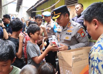 Kapolres Metro Bekasi Kota Tinjau Pengungsi Banjir di Teluk Pucung, Salurkan 500 Paket Sembako dan Layanan Kesehatan