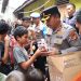 Kapolres Metro Bekasi Kota Tinjau Pengungsi Banjir di Teluk Pucung, Salurkan 500 Paket Sembako dan Layanan Kesehatan