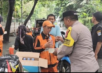 Jumat Berkah Polri, Bhabinkamtibmas Gondangdia Berbagi Makan Siang Untuk PPSU dan Pedagang Kopi