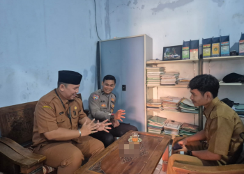 Bhabinkamtibmas Malangnengah Sambangi Kantor Desa, Sosialisasikan Tamu Wajib Lapor