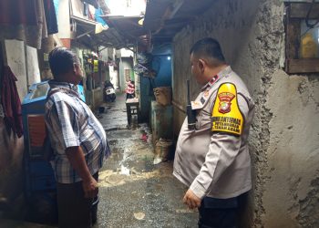 Bhabinkamtibmas Kelurahan Petamburan Laksanakan Monitoring Genangan Air, Situasi Wilayah Terpantau Aman dan Terkendali