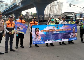 Hari Pertama Operasi Keselamatan Jaya 2026, Satlantas Polres Metro Bekasi Gelar Sosialisasi di Gerbang Tol Cikarang Barat