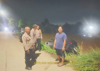 Respons Cepat Polsek Tambelang Tindaklanjuti Aduan Call Center 110, Evakuasi Mobil Terperosok di Batas Kali CBL