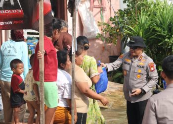 Kapolda Metro Jaya Bagikan Sembako ke Warga Terdampak Banjir di Muara Gembong