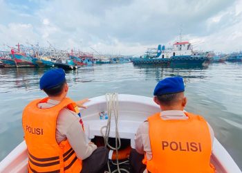 Ditpolairud Polda Metro Jaya Relokasi 12 Kapal Perikanan Mangkrak di Muara Angke