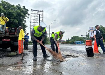 Keselamatan Jadi Prioritas, Polisi Bersama PUPR Benahi Jalan Rusak di Kota Tangerang