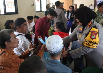 Kapolres Metro Bekasi Bagikan 250 Paket Sembako kepada Warga Kp. Kavling Cikarang Utara