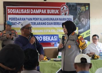 Kapolres Metro Bekasi Turun ke Kampung Kavling, Edukasi Bahaya Narkoba dan Bagikan 300 Paket Sembako