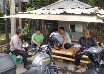 Bhabinkamtibmas Desa Kemuning Sambang Warga, Sampaikan Imbauan Kamtibmas dan Cooling System