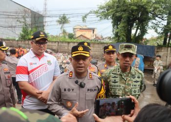 Polres Tangsel Bersama Kodim 0510/Tigaraksa Laksanakan Korve Pembersihan Sampah di Curug