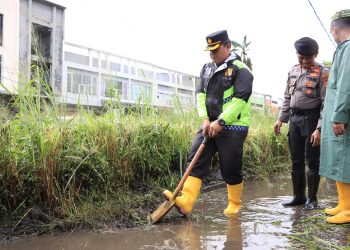 Wujudkan Indonesia ASRI, Polres Metro Bekasi Kota Bersama Forkopimda Kompak Bersihkan Danau Duta Harapan