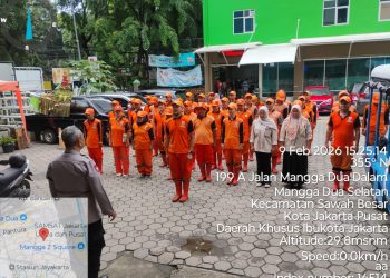 Sinergi Polisi dan PPSU di Mangga Dua Selatan, Antisipasi Banjir Hingga Jaga Keamanan Lingkungan