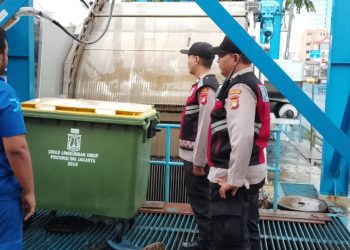 Personel Polsek Sawah Besar Lakukan Pengecekan Ketinggian Air Kali Ciliwung, Status Masih Normal