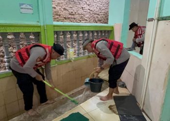 Jelang Ramadhan, Dit Samapta Polda Metro Jaya Bersih-bersih Mushola Terdampak Banjir Di Jaktim