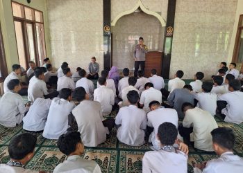 Police Go To School, Bhabinkamtibmas Desa Sukarapih Edukasi Siswa SMAN 1 Tambelang tentang Bahaya Radikalisme Digital dan Anti-Bullying