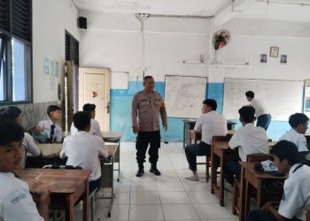 Police Go To School, Bhabinkamtibmas Curug Kulon Beri Edukasi Pencegahan Tawuran Antar Pelajar di SMPN 3 Curug