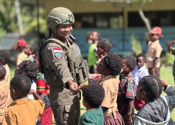 Tawa Anak-Anak Puncak Jaya Pecah di Kelas, Saat Polisi Datang Bukan untuk Menangkap, tapi Mengajar