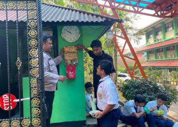 Polsek Pesanggrahan Pasang Stiker Himbauan Pencegahan Tawuran di Sekolah dan Lokasi Strategis