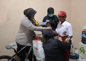 Peduli Sesama, Kapolres Metro Bekasi Serahkan Bantuan Kursi Roda, Sepeda, perlengkapan sekolah dan Sembako di Sriamur