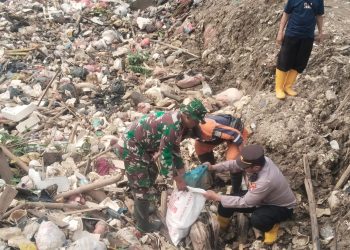 Wujud Kepedulian Polri untuk Masyarakat, Bersama TNI dan Warga Bersihkan Kali Srengseng Hilir