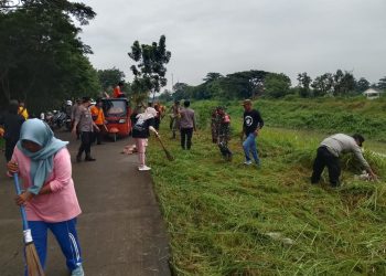 TNI-Polri dan Warga Desa Cipayung Gelar Korve Jumat Bersih di Jalur Irigasi Buni Herang