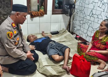 Kapolsek Bekasi Barat Kunjungi Warga Disabilitas, Berikan Bantuan dan Dukungan Moril