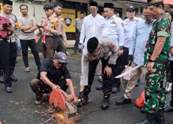 Polsek Ciputat Timur Musnahkan Ratusan Miras dan Ratusan Sajam Jelang Ramadan