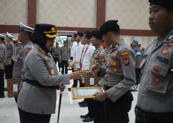 Kapolres Metro Bekasi Beri Penghargaan 39 Anggota Berprestasi, Dorong Pelayanan Humanis dan Respons Cepat