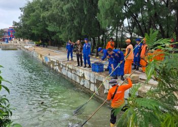 Ditpolairud Polda Metro Jaya Bersihkan 200 Kg Sampah di Pulau Lancang