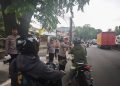 Dihari Pertama Puasa Polsek Bekasi Barat Bagikan Takjil Kepada Warga Masyarakat