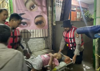 Ditsamapta Polda Metro Jaya Evakuasi Warga Sakit Terdampak Banjir di Kebon Pala