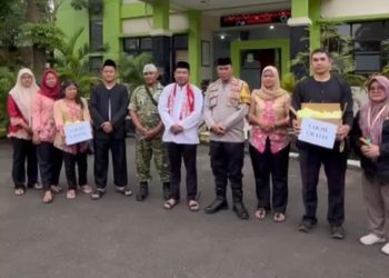 TIGA PILAR KELURAHAN CIMUNING GELAR JUM’AT BERKAH, BAGIKAN TAKJIL KEPADA PENGGUNA JALAN