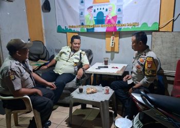 Bhabinkamtibmas Tebet Timur Sambang Petugas Keamanan Lingkungan, Pererat Sinergitas dan Sampaikan Himbauan Kamtibmas