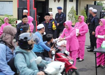 Brimob Polda Metro Jaya Bagi Takjil untuk Warga di Depan Mako Gegana