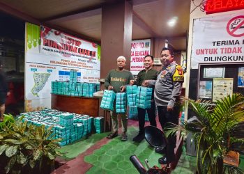 Bhabinkamtibmas Petogogan Monitoring Langsung Pembagian 1.000 Nasi Box untuk Warga Terdampak Banjir