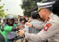 Dekatkan Diri ke Masyarakat, Kapolres Metro Bekasi Kota Bagikan Takjil di Bekasi Utara