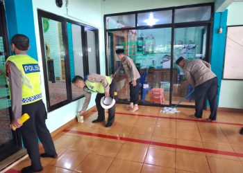 Bakti Religi Polsek Bekasi Barat Bersih-bersih di Masjid Asy Syuhada Kranji