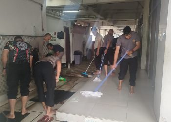 Polsek Pondok Gede Gelar Korve Bersih-Bersih Masjid Al-Hafidz