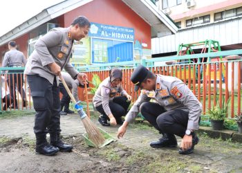 Polisi Hadir Lewat “Bang Jasri”, Tim Patroli Perintis Presisi Bekasi Kerja Bakti Bersihkan Masjid Jami Al-Hidayah