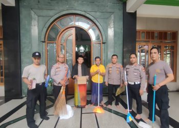 Polsek Bantar gebang Gelar Program BANG JASRI, Bersihkan Masjid Jami Al-Ittihad Bantargebang.