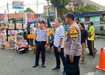 Jaga Kenyamanan Ramadan, Polsek Bekasi Selatan Hadir di Tengah Keramaian Pasar Tumpah