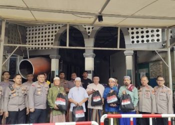Polres Metro Jakarta Pusat Gelar Korve dan Bersih-Bersih Masjid Jami Usholih dalam Program Bhayangkara Jakarta Asri