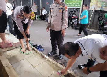 BANG JASRI (BHAYANGKARA JAKARTA ASRI) POLSEK METRO SETIABUDI BERSIHKAN MASJID AL-IHSAN DAN BAGIKAN TAKJIL