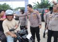 Indahnya Berbagi, Polres Tangsel Bagikan 100 Takjil Kepada Pengguna Jalan