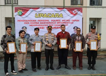 Kapolres Metro Depok Ganjar Penghargaan Warga dan Anggota yang Gagalkan Aksi Tawuran di Cipayung