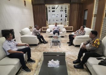 Polsek Senen melaksanakan kegiatan sambang sekaligus cooling system di Stasiun Pasar Senen, Jakarta Pusat