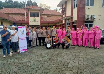 Bhayangkari dan Anggota Polsek Pamulang Bagikan Takjil kepada Masyarakat