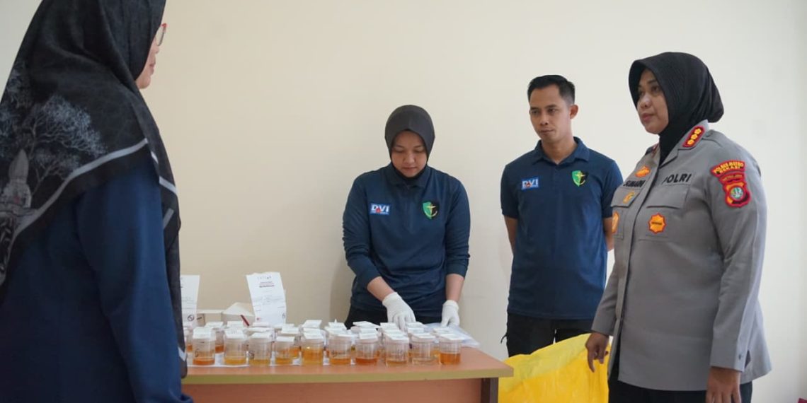 Kapolres Metro Bekasi Kunjungi Polsek Cikarang Pusat, Berikan Arahan dan Laksanakan Cek Urine Personel