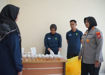 Kapolres Metro Bekasi Kunjungi Polsek Cikarang Pusat, Berikan Arahan dan Laksanakan Cek Urine Personel